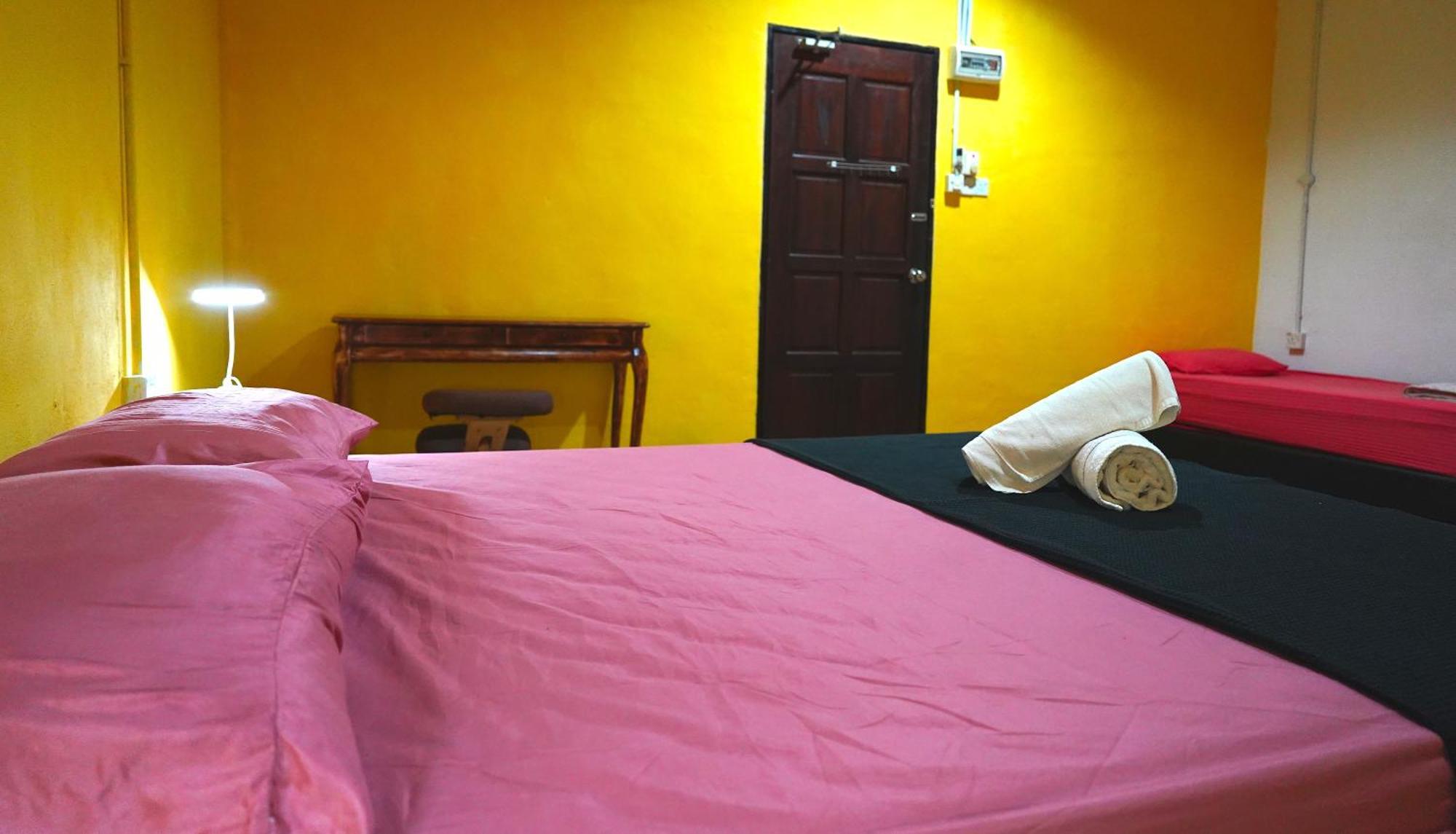 Home Sol Guesthouse Пантай-Сенанг Экстерьер фото