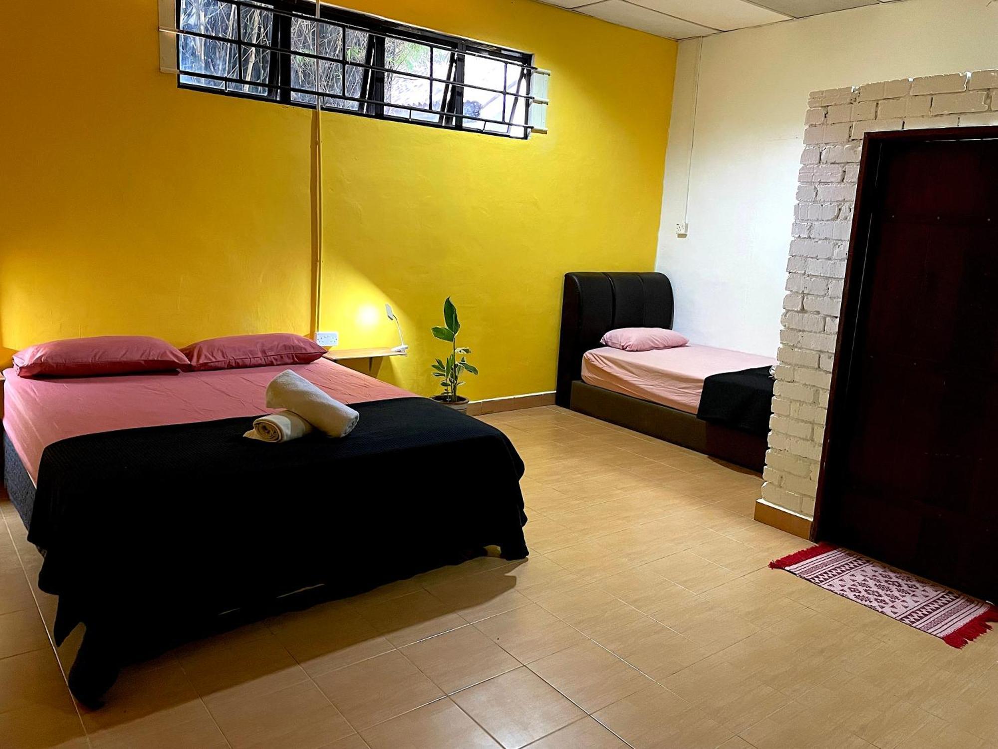 Home Sol Guesthouse Пантай-Сенанг Экстерьер фото