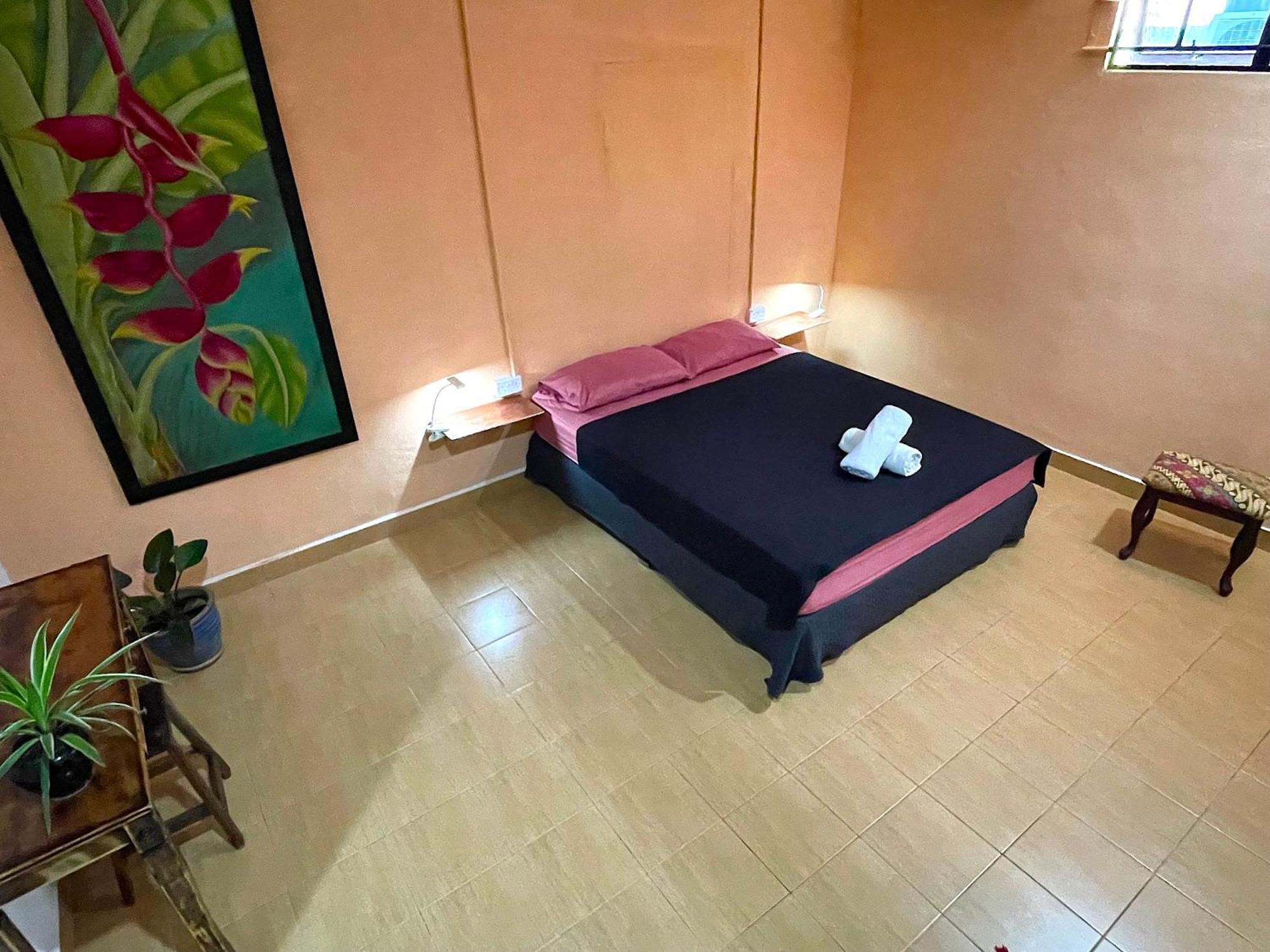 Home Sol Guesthouse Пантай-Сенанг Экстерьер фото